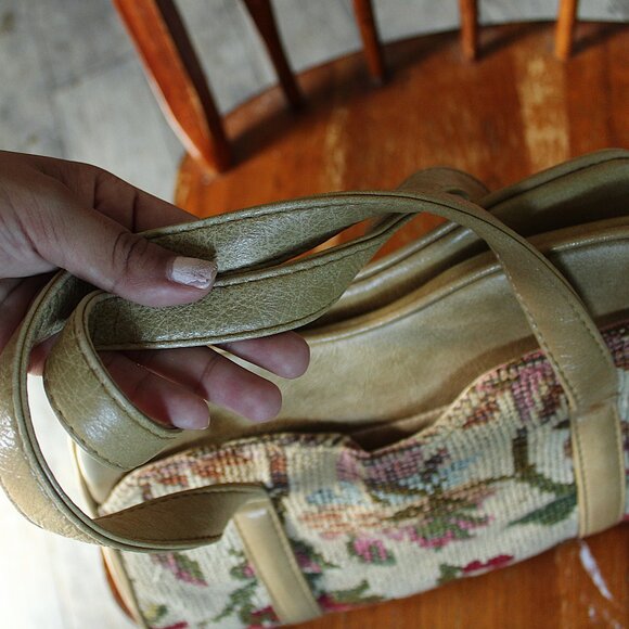 Tan floral carpet style double handle 4 metal feet zipper closure hand bag - Picture 6 of 9